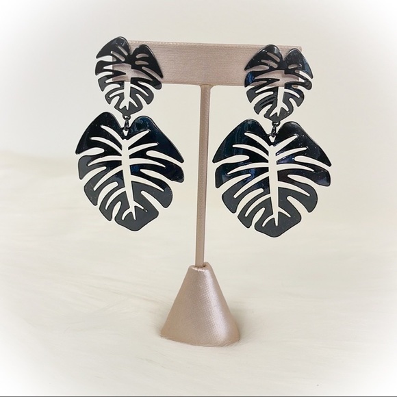 💕Beautiful Black Plantain Leaves Fashion Earrings💕 - Picture 5 of 5